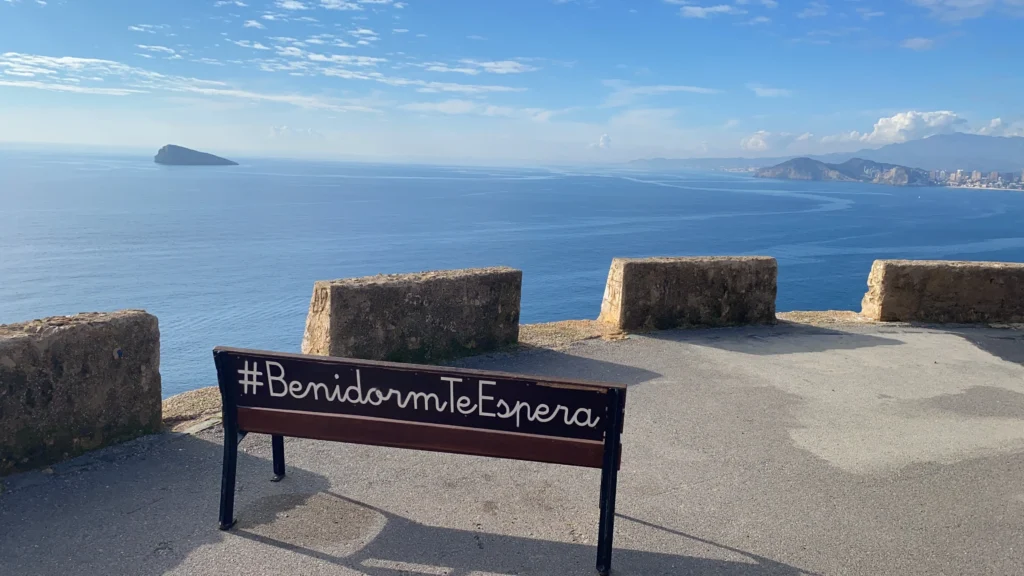Banco con vistas impresionantes al mar en parque natural en Benidorm