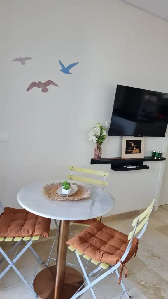 Detalle decorativo del salón del apartamento vacacional de Benidorm