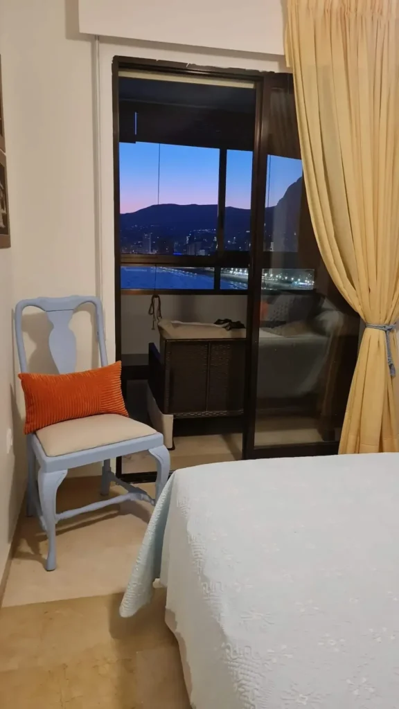 Dormitorio principal con vistas al mar y al skyline de Benidorm