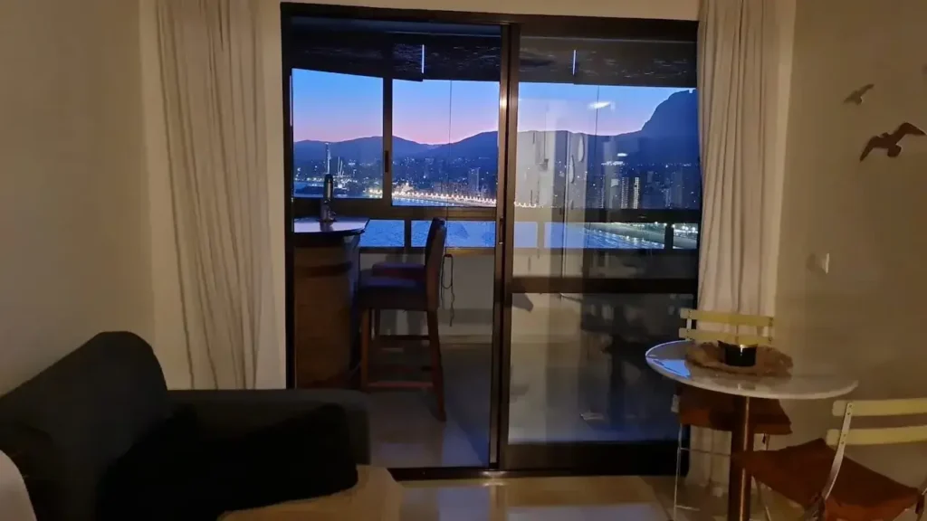 Salón del apartamento por la noche acogedor y con vistas a Benidorm