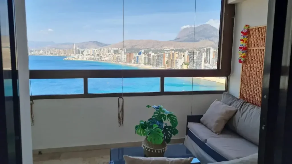 Terraza del apartamento con vistas despejadas al mar